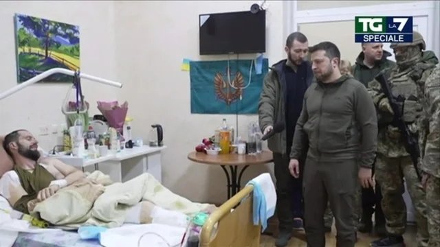 Ucraina, Zelensky visita i feriti nell'ospedale di Kiev: "Guarite presto, nostra vittoria sarà il regalo quando uscirete"