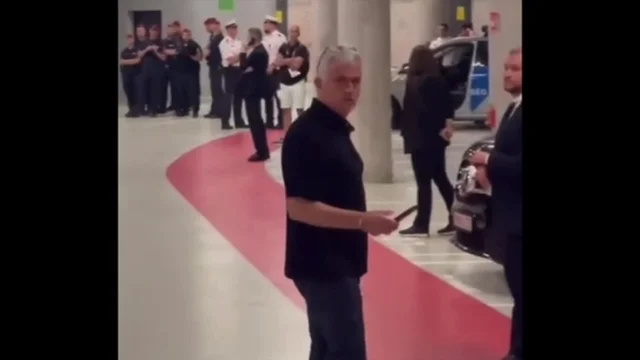 Mourinho dopo la finale è una furia contro l’arbitro: “sei una disgrazia!”