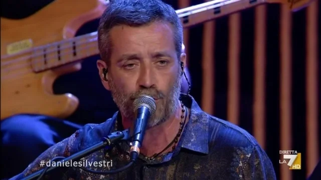 Daniele Silvestri canta "Che bella faccia" a Propaganda Live