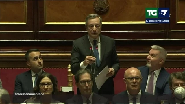 "Credo che ci sia qualcosa che non funziona" Draghi interrotto al Senato