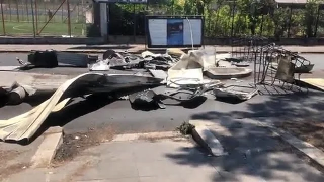 Tensione a Roma: gli autodemolitori bloccano la strada con le lamiere