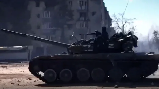 Ucraina, carro armato russo corre sulle macerie di Mariupol