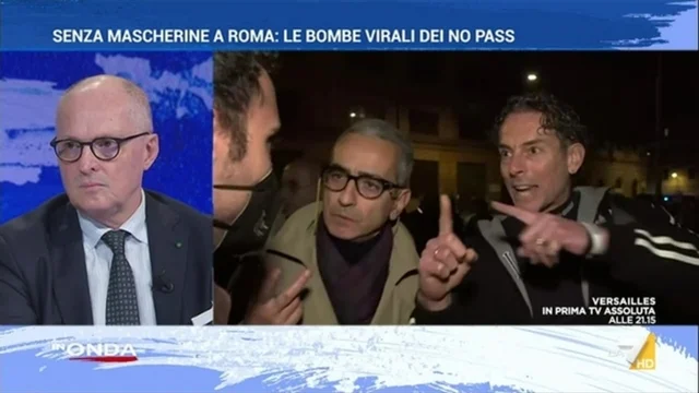 Il manifestante no-vax contro l'inviato di In Onda: "Ti sto sputando nel muso, ti sto contaminando..."