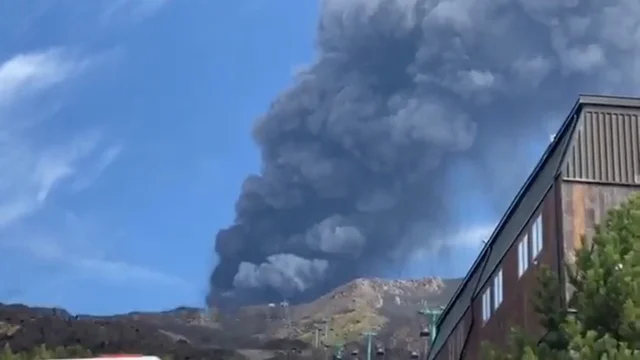 Sicilia, l'Etna in eruzione: nube di cenere alta 9 mila metri