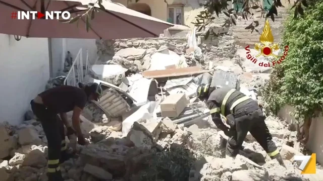 Esplosione a Torre del Greco: crolla una palazzina, un uomo estratto vivo dai soccorritori