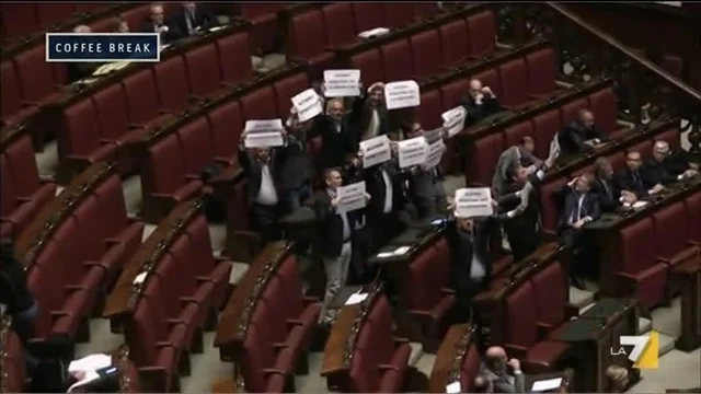 Bagarre al Senato e alla Camera sul voto di scambio
