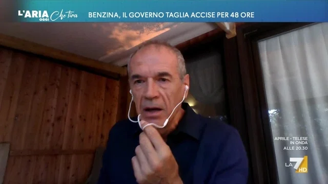 Caro carburanti, Cottarelli sulla proposta di Schlein: "Tassare gli extraprofitti non è una grandissima idea"