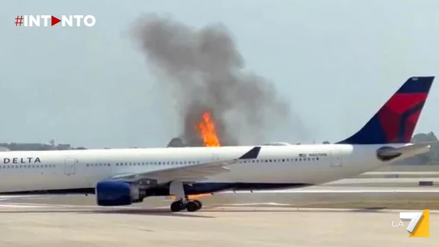 Incendio su aereo Delta all'Aeroporto di Orlando: passeggeri fuggono dagli scivoli
