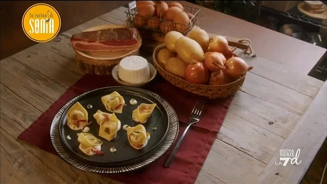Cappellacci ripieni con cipolla, pancetta e ricotta