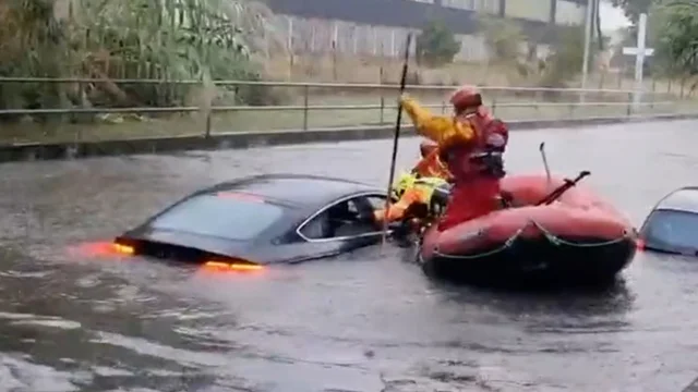 Forlì, forti piogge e allagamenti: automobilisti rimangono bloccati in un sottopasso