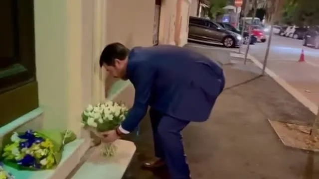 Ucraina, Matteo Salvini depone fiori davanti all'Ambasciata: "Una preghiera per la pace"