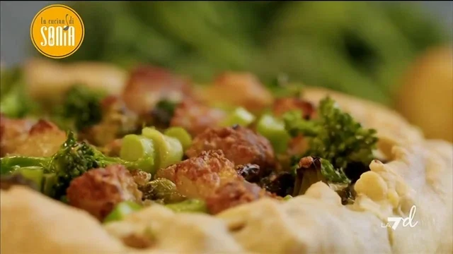 Torta salata con broccoletti, patate e salsiccia