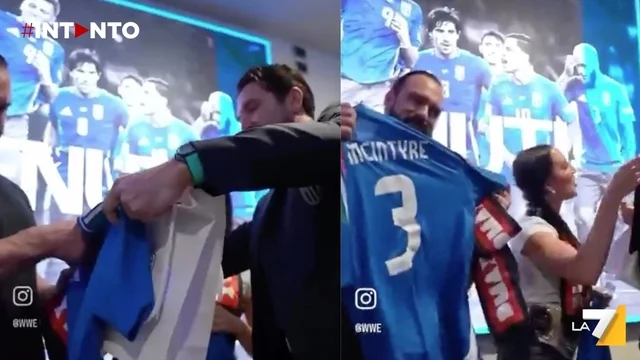 Buffon consegna la maglia n° 3 a Drew McIntyre: un omaggio della nazionale italiana al campione di WWE