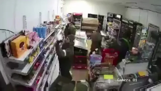 VIDEO | Soldati russi fanno razzia nei supermercati