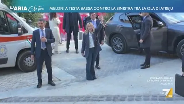 Meloni a testa bassa contro la sinistra tra la ola di Atreju: "È divertente che il presunto campo largo lo abbiamo riunito noi"