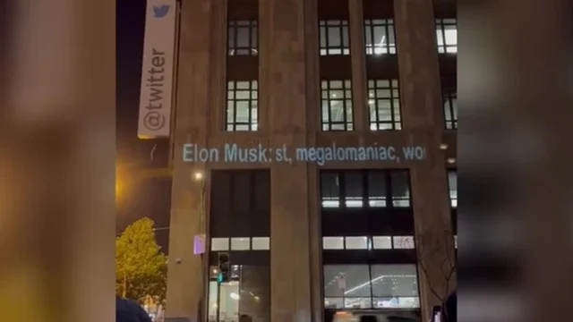 "Razzista, megalomane, miliardario senza valore...", insulti a Elon Musk sulla facciata della sede di Twitter