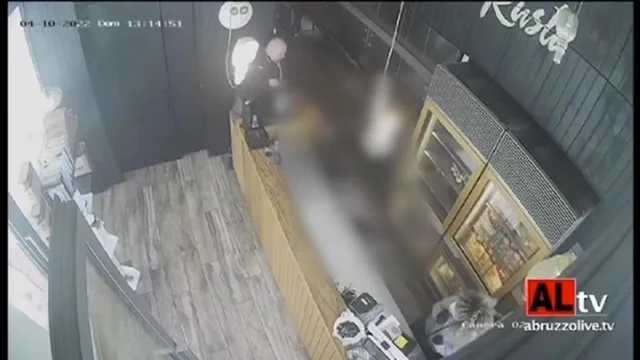 Shock a Pescara, cliente spara al barista che lo avrebbe fatto aspettare troppo: il video dell'aggressione