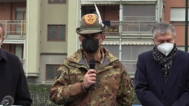 Figliuolo: "Le file per i tamponi? Gli italiani fanno code al Black Friday per i capi griffati, serve pazienza"