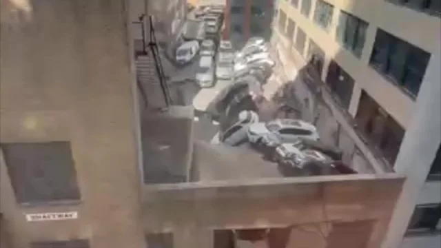 Crolla un parcheggio, un morto e cinque feriti: le drammatiche immagini