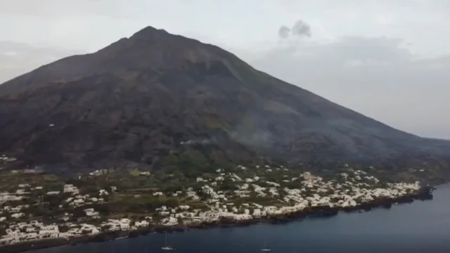 Stromboli, le riprese dall'alto dopo lo spaventoso incendio