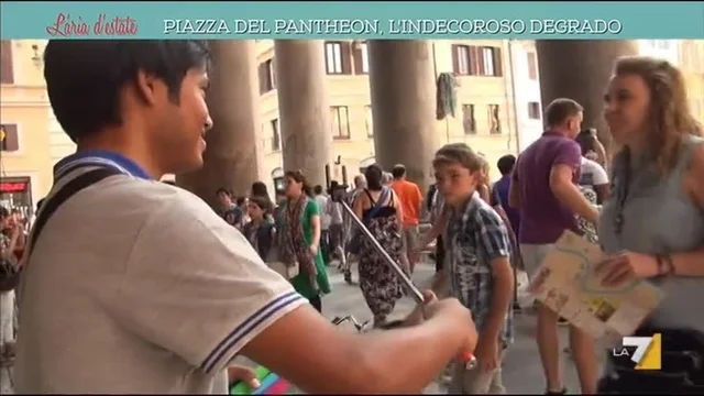Piazza del Pantheon, l'indecoroso degrado