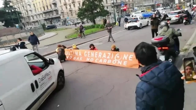 Attivisti di Ultima Generazione bloccano Piazza Cinque Giornate a Milano