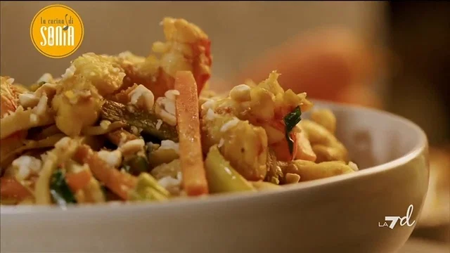 Noodles con verdure e gamberi