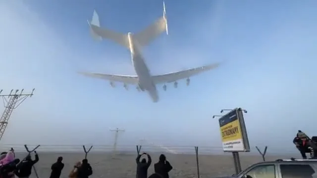 Lo spettacolare atterraggio del gigantesco Antonov nella nebbia: le immagini