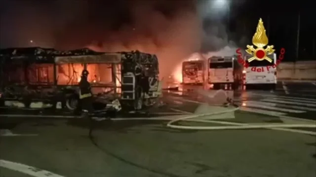 Roma, 30 autobus in fiamme nel deposito Atac di via Prenestina