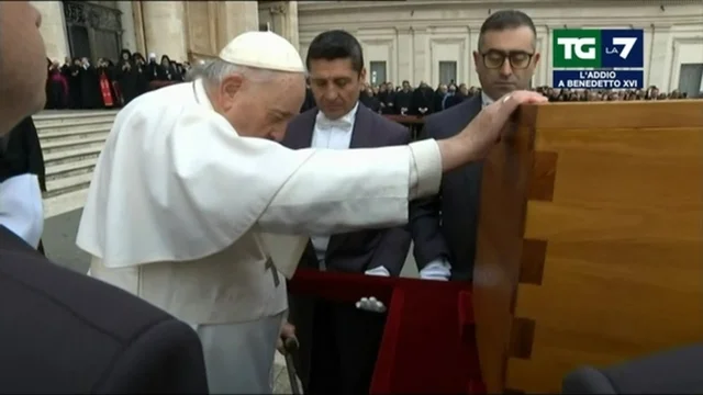 L'ultimo saluto di papa Francesco a Benedetto XVI