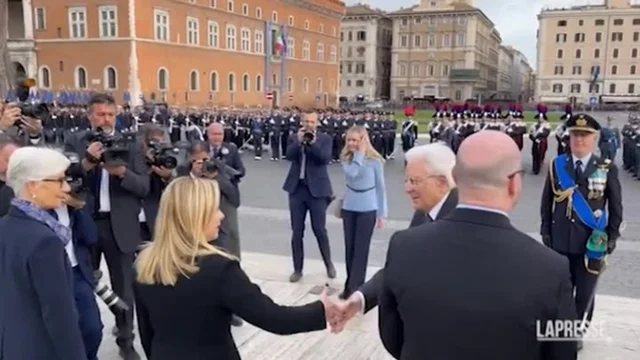 25 aprile, Sergio Mattarella rende omaggio al Monumento del Milite Ignoto