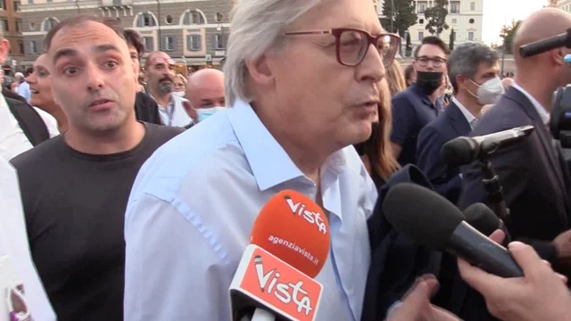 Vittorio Sgarbi in piazza con i 'No green pass': "Perché obbligare i giovani a vaccinarsi?”