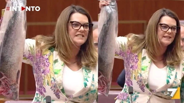 Senatrice dei Verdi australiana protesta in Parlamento mostrando un salmone morto