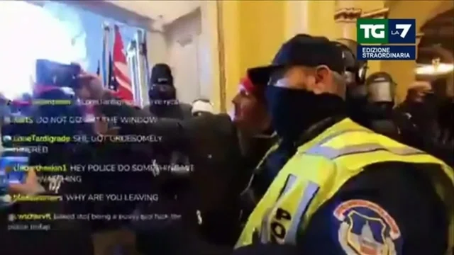 Washington, assalto al Congresso: il selfie tra un manifestante e un poliziotto