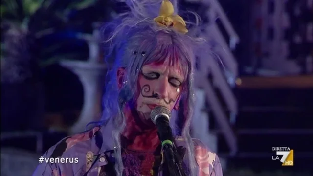 Venerus canta la sua "Lucy" a Propaganda Live