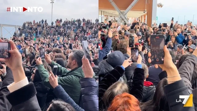 Brunori Sas torna nella sua Cosenza dopo Sanremo: bagno di folla ad accogliere