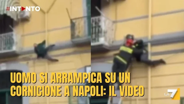 Uomo si arrampica su un cornicione a Napoli: salvato dai vigili del fuoco