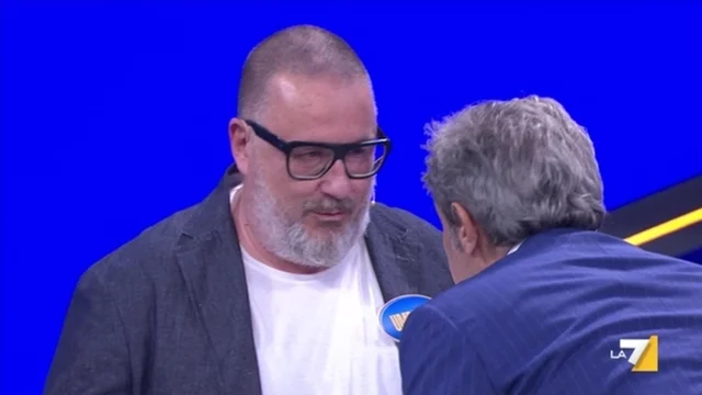 Il concorrente racconta di quando si è travestito da...