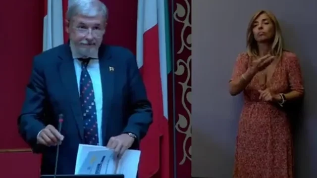 "È possibile che un cittadino di Genova non sappia nuotare?": il sindaco di Genova Marco Bucci