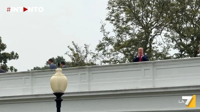 Trump scherza sul tetto della Casa Bianca: “Sto costruendo missili nucleari”