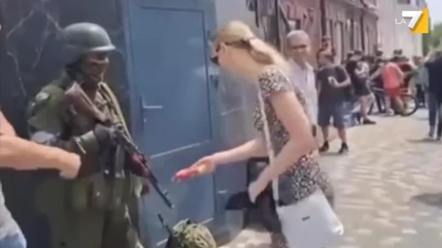 Russia, civili regalano cibo ai militari della Wagner: le immagini