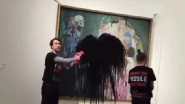 Attivisti gettano liquido nero su 'Morte e vita' di Klimt