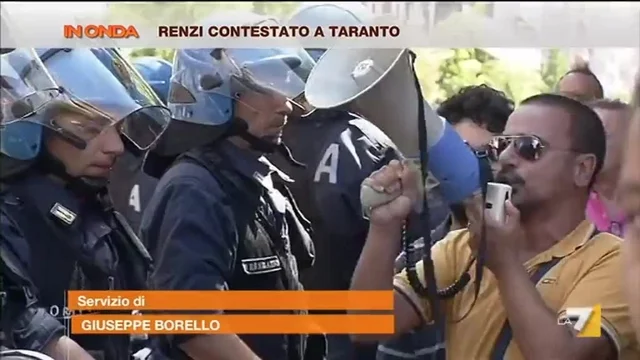 Renzi contestato a Taranto