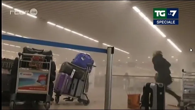 Il paesaggio spettrale dell'aeroporto di Bruxelles, subito dopo le esplosioni