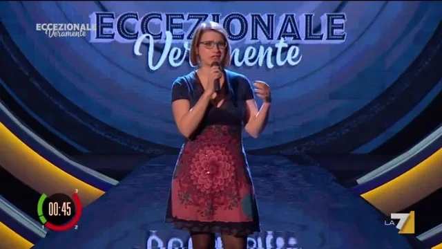 Argomento scomodo o volgarità? La giuria dibatte sul monologo hot di Clara Campi