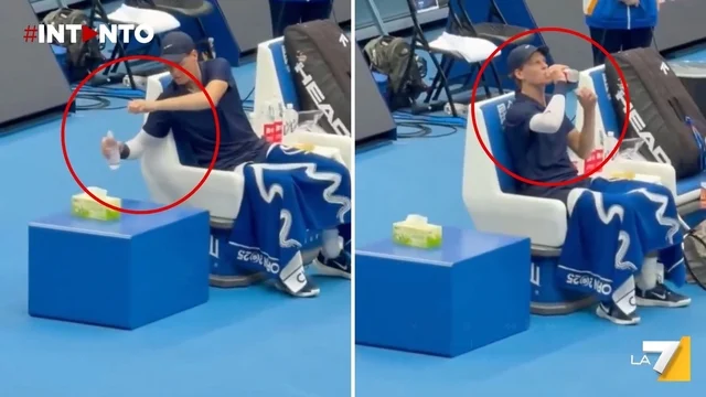 Jannik Sinner a Pechino: il curioso rituale della prima bevuta d’acqua