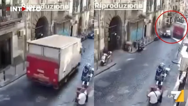 Furgone fuori controllo si schianta ai Quartieri Spagnoli di Napoli: le immagini dell’impatto