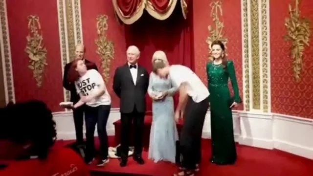 Regno Unito, Re Carlo preso a torte in faccia: il video è virale