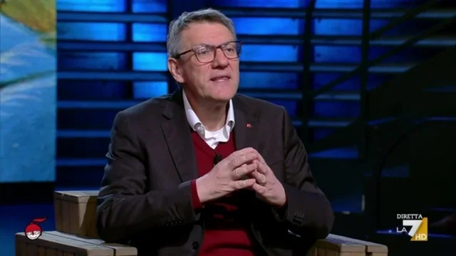 L'intervista a Maurizio Landini: "In Italia chi paga le tasse è considerato un c......e"