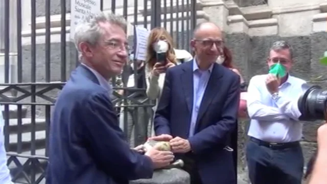 Napoli, Manfredi e Letta accarezzano una "capuzzella": il rito portafortuna